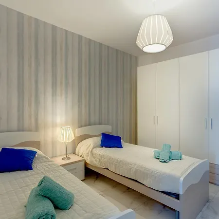 Marvelous 2 Bedroom By The Sea Lägenhet *